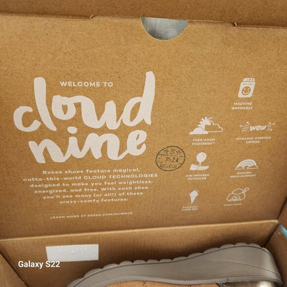 BZees Women's, Golden Shootie shoes. NIB. Size: various - Picture 9 of 11